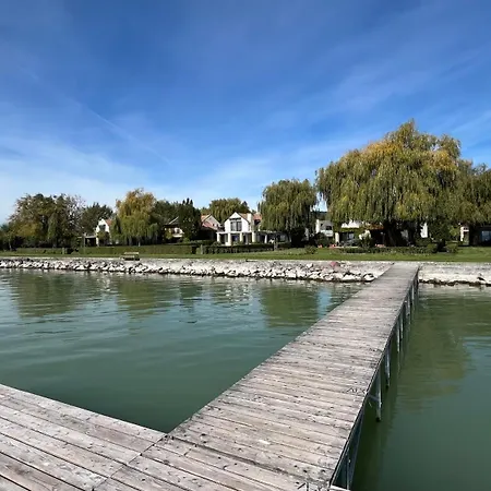 Balatonparti 别墅 *